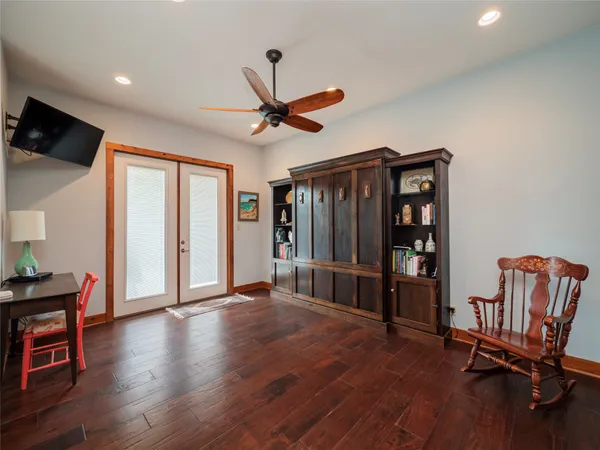 a view of a livingroom with furniture and a ceiling fan