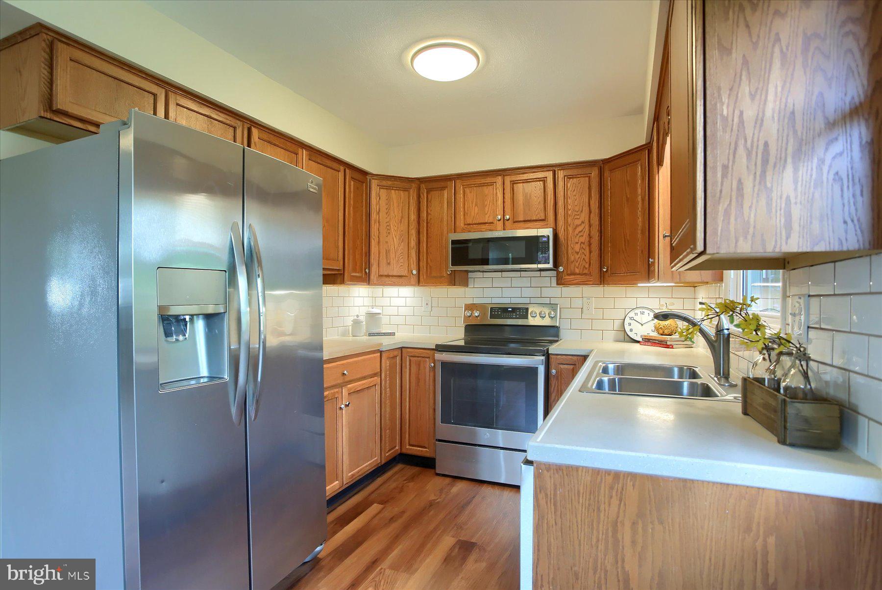 22 Boeing Road New Cumberland, PA 17070 - Photo 10 of 40 Tile backsplash & under cabinet lighting.