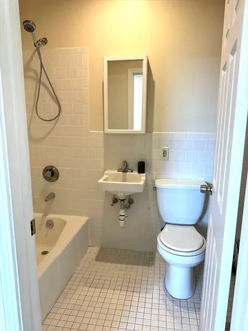 $1,900 | 838 Western Avenue, Unit 2R, Lynn, MA 01905