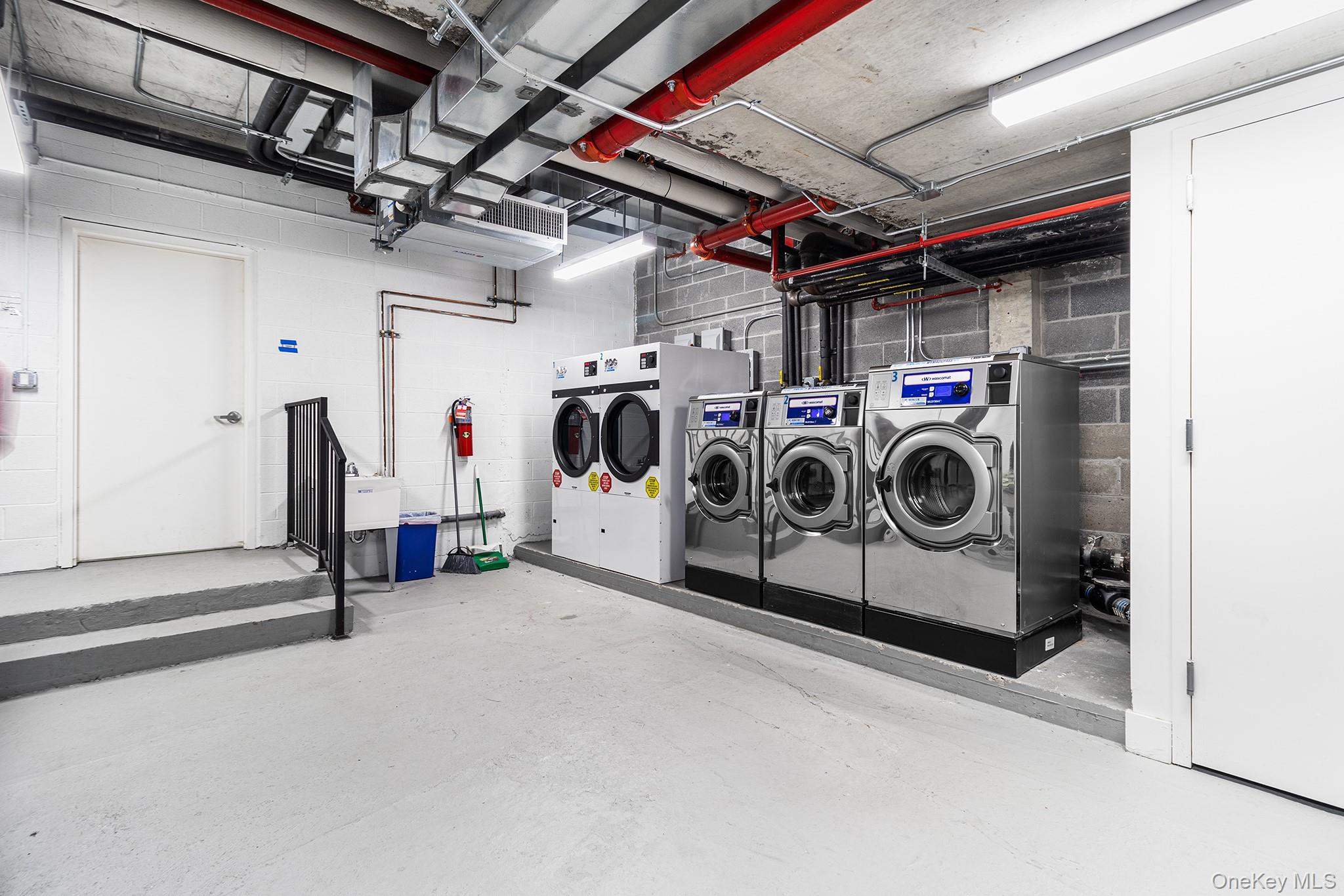 37-14 34th Street, Unit N3E Queens, NY 11101 - Photo 21 of 25 Laundry area with separate washer and dryer