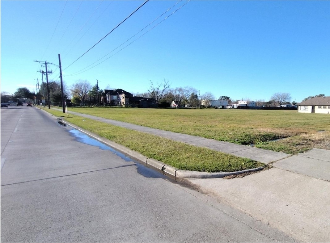 2055 Pasadena Boulevard Pasadena, TX 77502 - Photo 5 of 6 a view of a swimming pool and lake