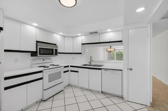 $2,000 | 3502 Bimini Lane, Unit D2, Pompano Beach, FL 33066