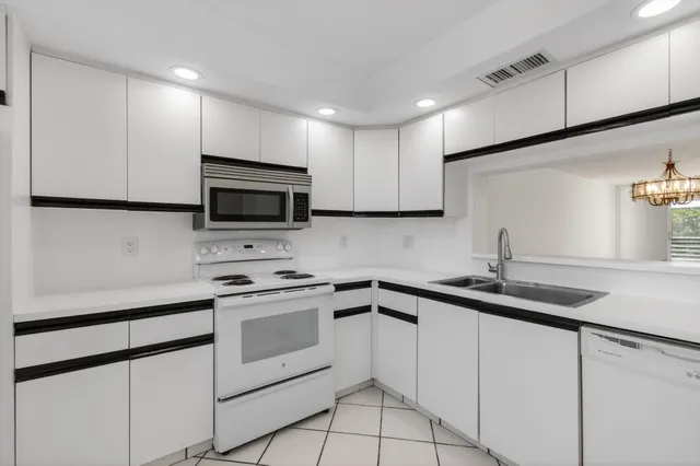 $2,000 | 3502 Bimini Lane, Unit D2, Pompano Beach, FL 33066