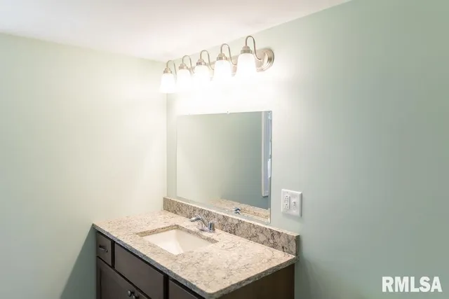 $299,900 | 16853 North Wright Road, Lewistown, IL 61542