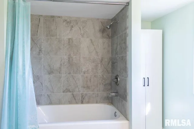 $299,900 | 16853 North Wright Road, Lewistown, IL 61542