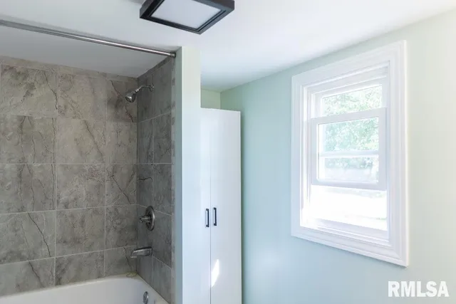 $299,900 | 16853 North Wright Road, Lewistown, IL 61542