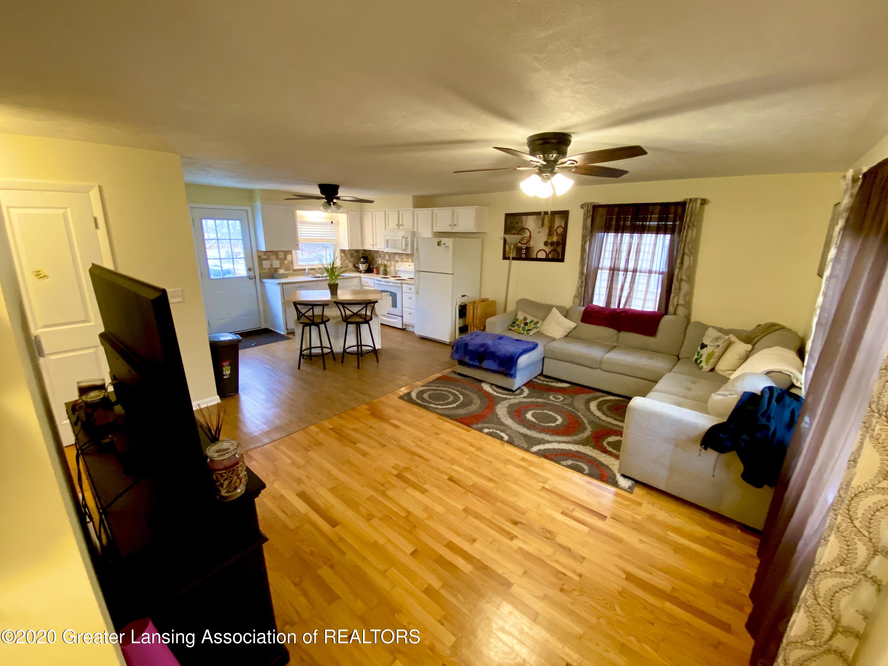 569 Armstrong Road Lansing, MI 48911 - Photo 5 of 27 3 Entry 2 Living