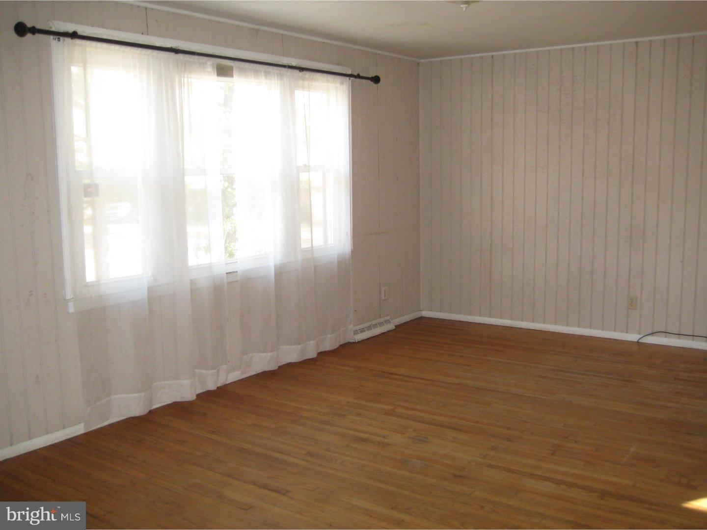 31 Harvard Road Voorhees, NJ 08043 - Photo 2 of 19 Living Room