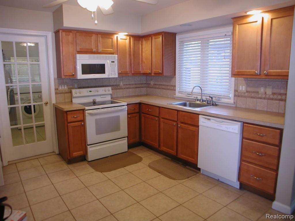 6460 Pardee Road Taylor, MI 48180 - Photo 9 of 16 DSCN4099.jpg