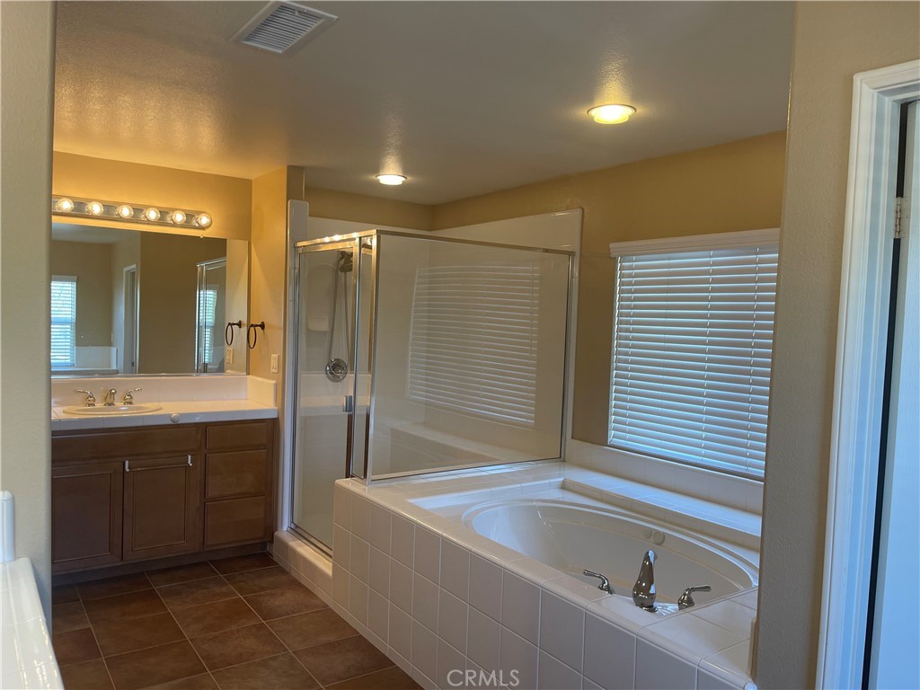 42249 CLAIRISSA Way Murrieta, CA 92562 - Photo 24 of 47 a bathroom with a bathtub and a sink