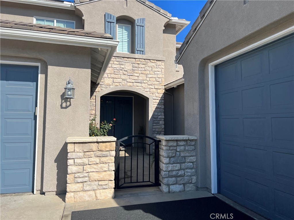 42249 CLAIRISSA Way Murrieta, CA 92562 - Photo 4 of 47 front view of a house with a small space