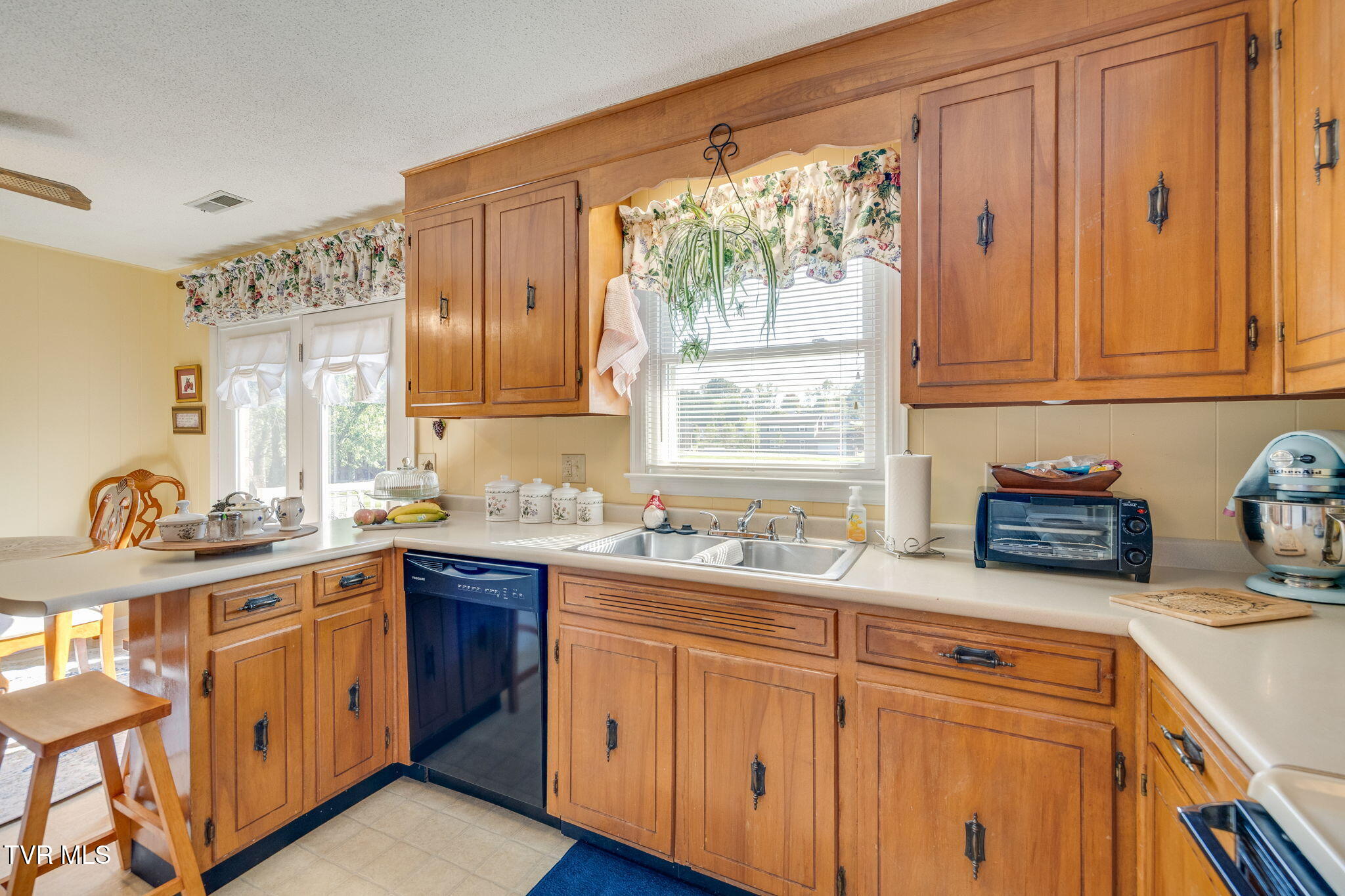 142 Freedom Road Bristol, VA 24201 - Photo 14 of 43 013