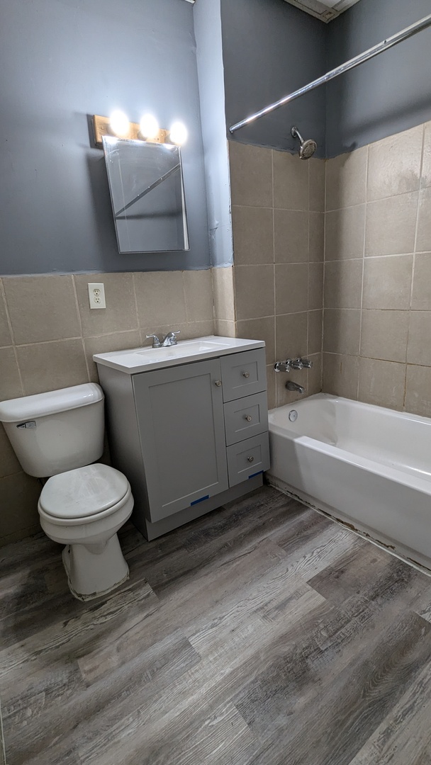 7249 South Princeton Avenue Chicago, IL 60621 - Photo 7 of 14 a bathroom with a toilet sink and bathtub