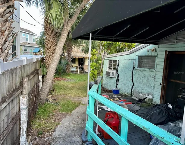 a room with lots of trees and flowers