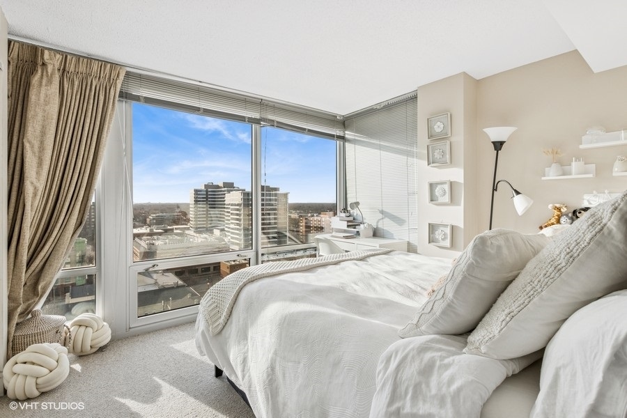 800 Elgin Road, Unit 1502 Evanston, IL 60201 - Photo 12 of 19 a large bedroom with a large bed and a large window