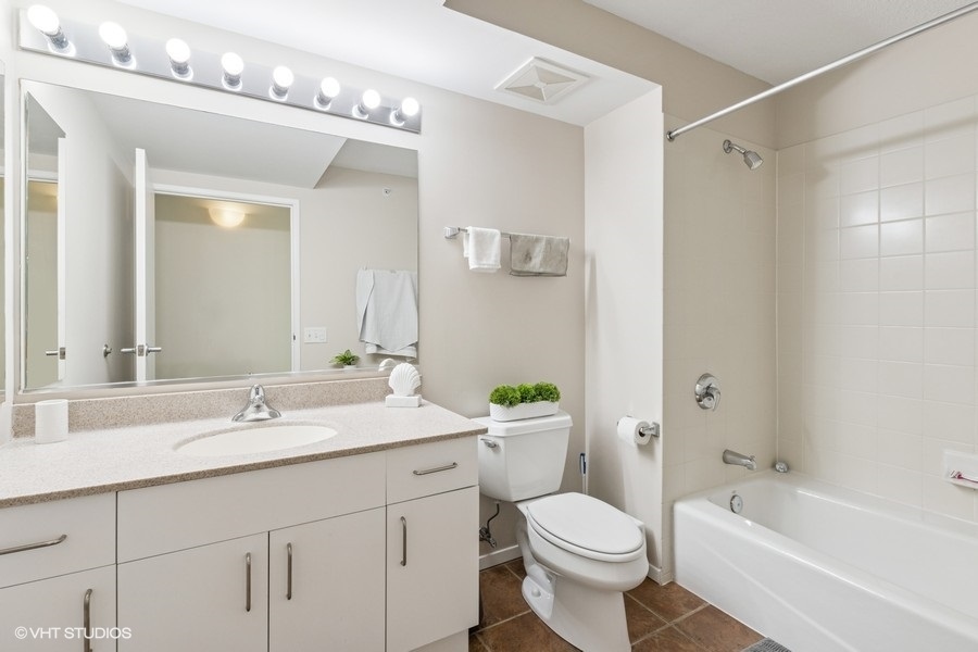 800 Elgin Road, Unit 1502 Evanston, IL 60201 - Photo 13 of 19 a bathroom with a sink a toilet and a bathtub