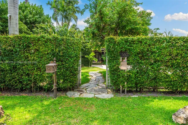 a view of a back yard