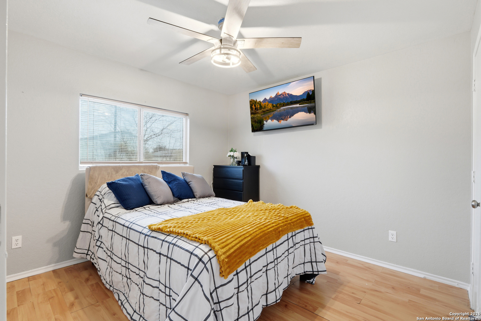 814 Inks Farm San Antonio, TX 78228 - Photo 20 of 32 a bedroom with a bed and a chandelier