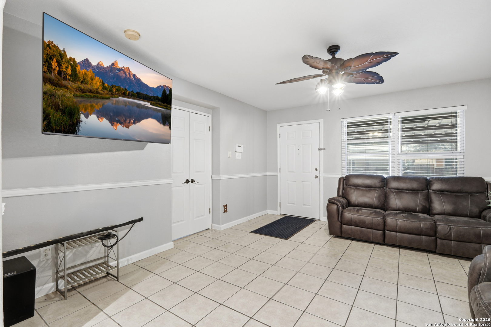 814 Inks Farm San Antonio, TX 78228 - Photo 10 of 32 a living room with furniture and a window