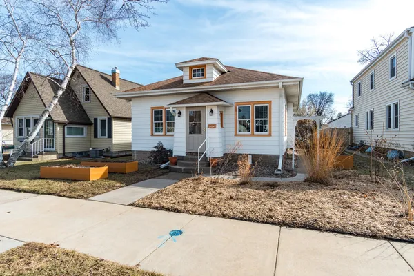 $254,900 | 2026 Winnebago Street, La Crosse, WI 54601