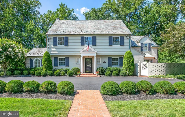 $2,400,000 | 8126 Kerry Lane, Chevy Chase, MD 20815