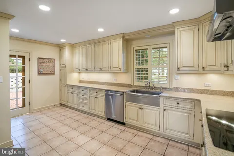 $2,400,000 | 8126 Kerry Lane, Chevy Chase, MD 20815