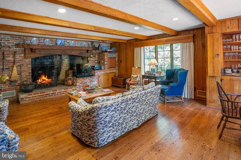 $2,400,000 | 8126 Kerry Lane, Chevy Chase, MD 20815