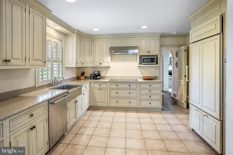 $2,400,000 | 8126 Kerry Lane, Chevy Chase, MD 20815