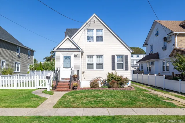 $725,000 | 19 Teneyck Avenue, Valley Stream, NY 11580