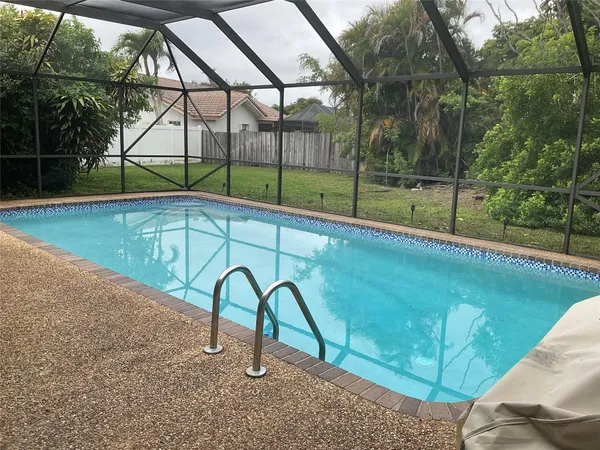 a view of a backyard