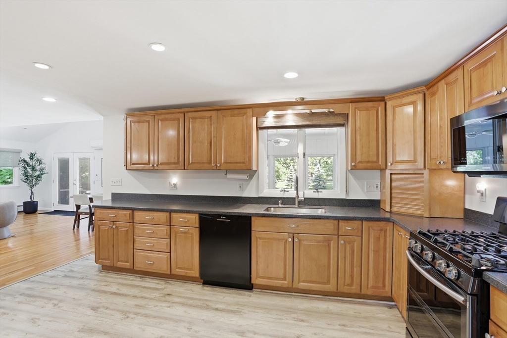 289 Concord Road Bedford, MA 01730 - Photo 5 of 27