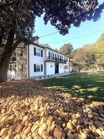 a view of a house with a yard
