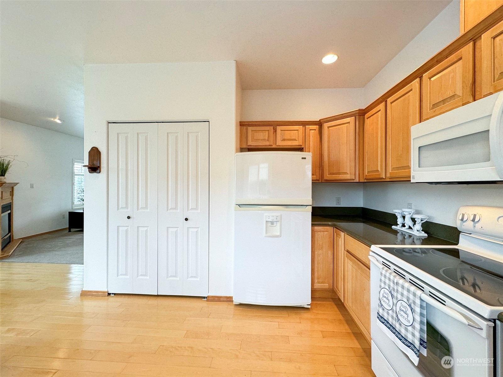 50 Nesting Place Sequim, WA 98382 - Photo 13 of 40 a kitchen with granite countertop a sink a stove and a refrigerator