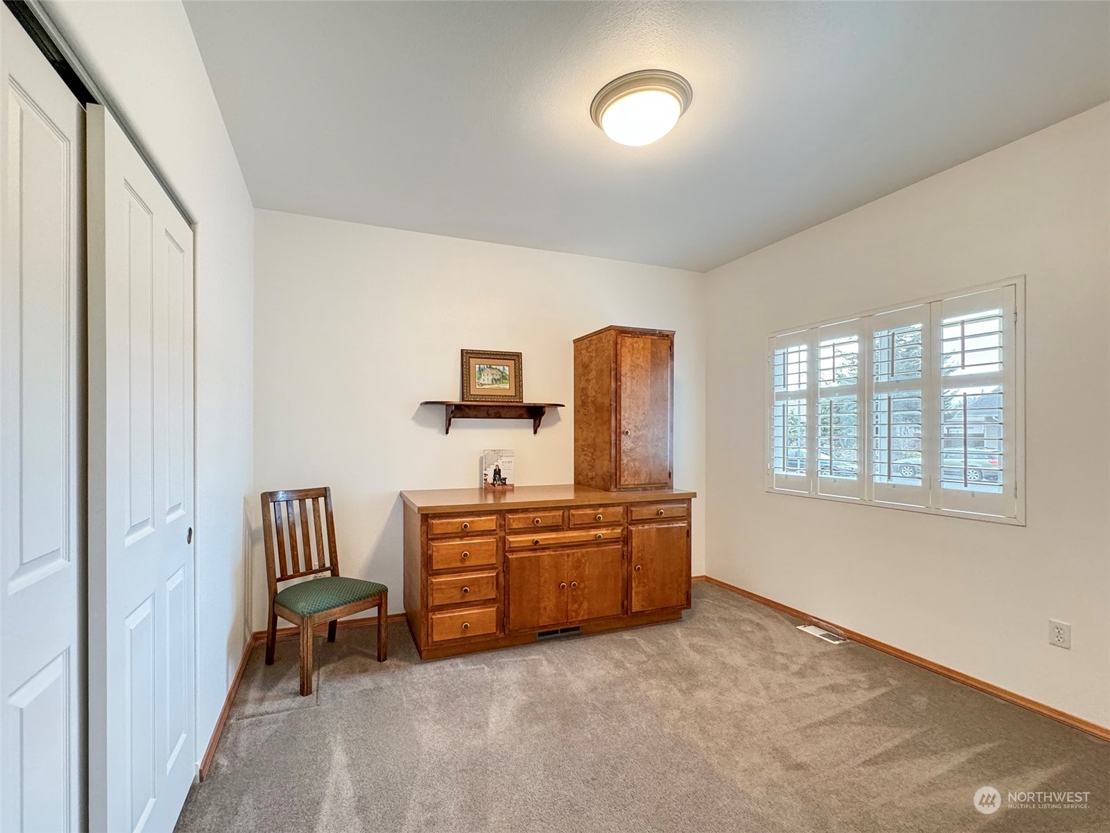 50 Nesting Place Sequim, WA 98382 - Photo 22 of 40 a room with furniture and a window