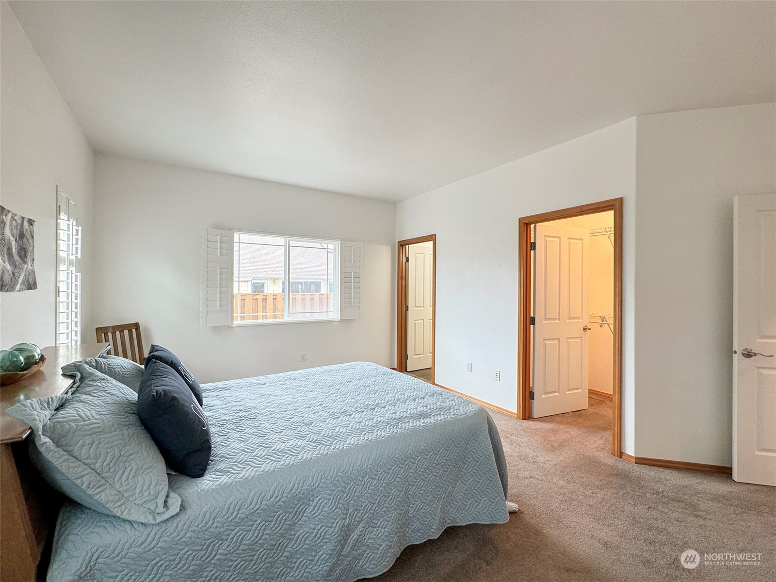 50 Nesting Place Sequim, WA 98382 - Photo 28 of 40 a bedroom with a bed and a window