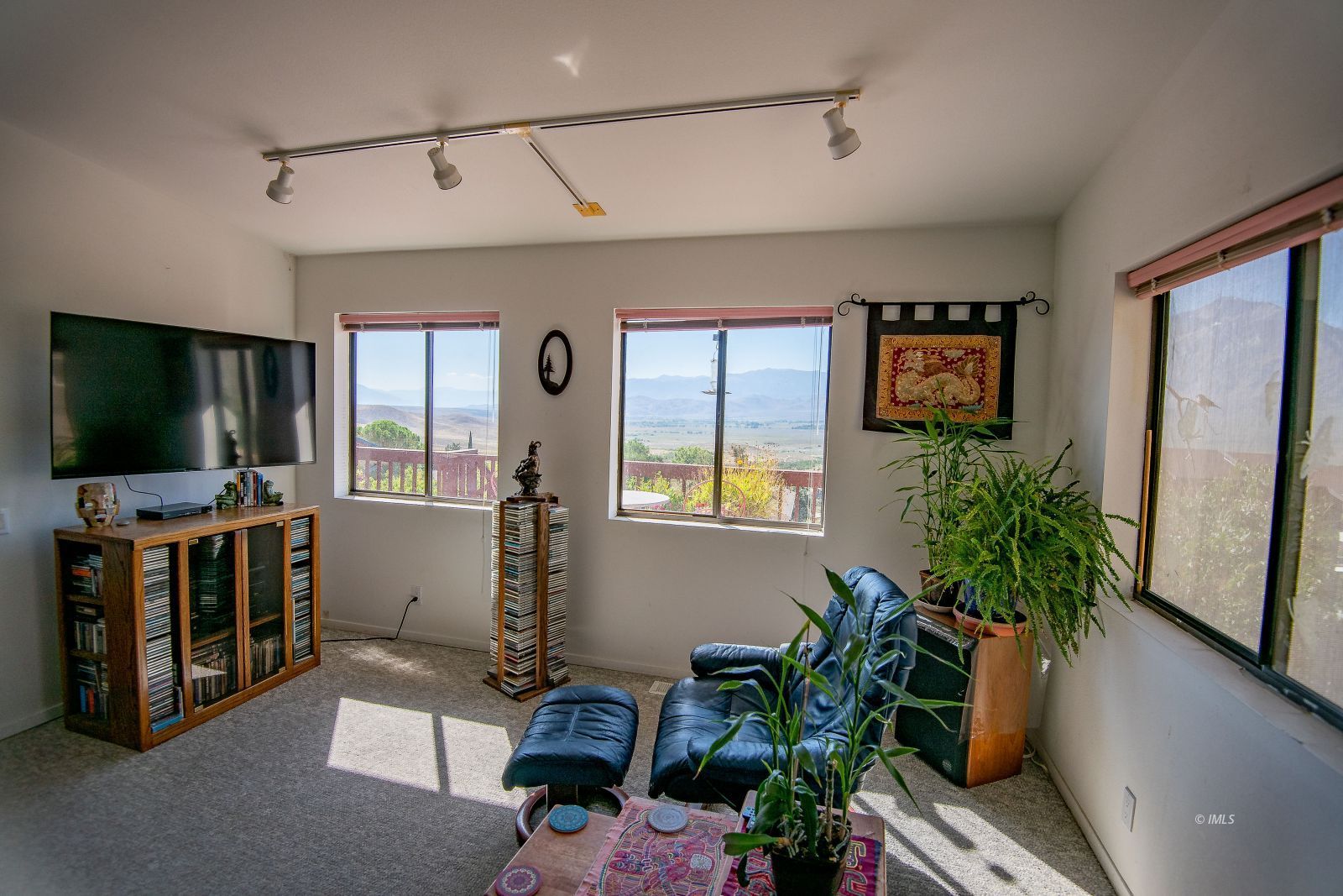 133 Summit Road Bishop, CA 93514 - Photo 10 of 21 Living room