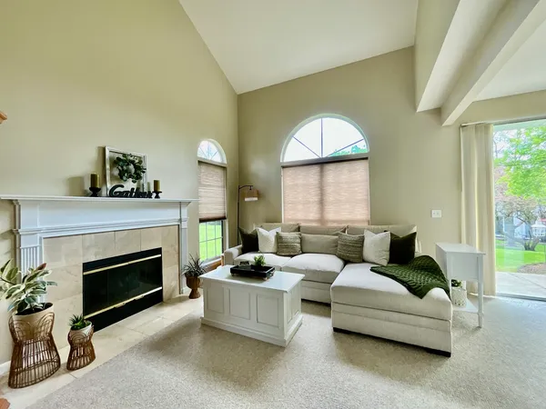 $2,650 | 547 Woodcrest Drive, Mundelein, IL 60060