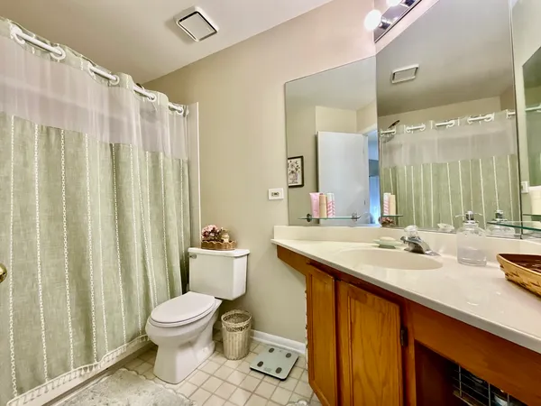 $2,650 | 547 Woodcrest Drive, Mundelein, IL 60060