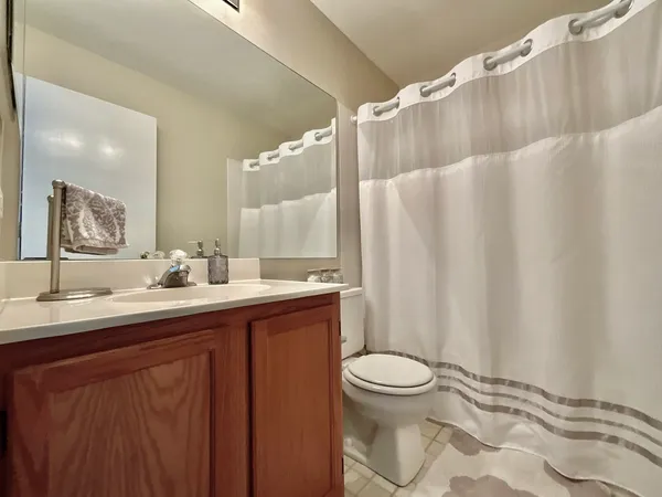 $2,650 | 547 Woodcrest Drive, Mundelein, IL 60060