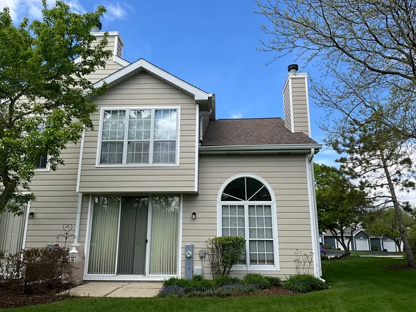 $2,650 | 547 Woodcrest Drive, Mundelein, IL 60060