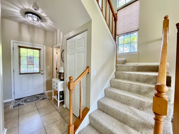 $2,650 | 547 Woodcrest Drive, Mundelein, IL 60060