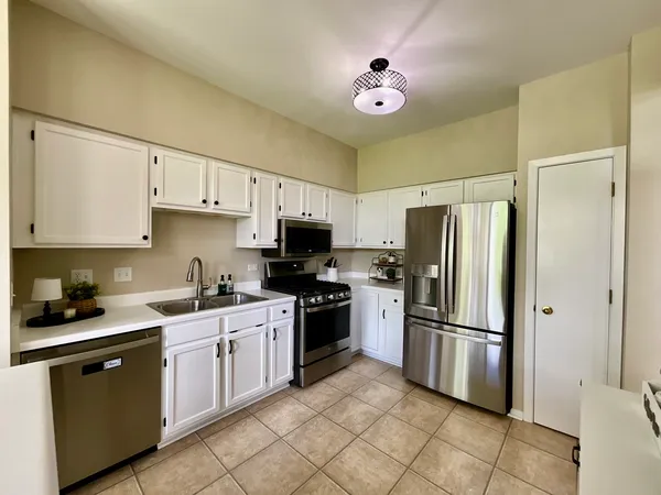 $2,650 | 547 Woodcrest Drive, Mundelein, IL 60060
