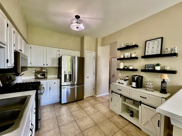 $2,650 | 547 Woodcrest Drive, Mundelein, IL 60060