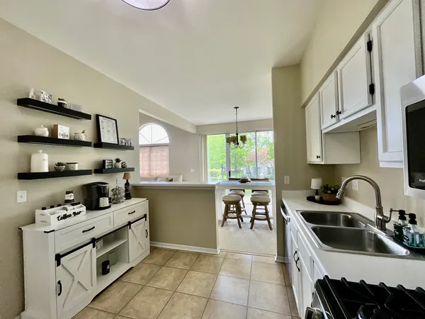 $2,650 | 547 Woodcrest Drive, Mundelein, IL 60060