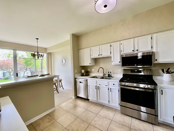 $2,650 | 547 Woodcrest Drive, Mundelein, IL 60060