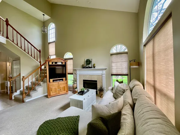 $2,650 | 547 Woodcrest Drive, Mundelein, IL 60060