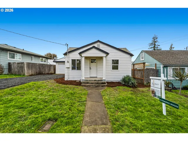 a view of a yard in front of house
