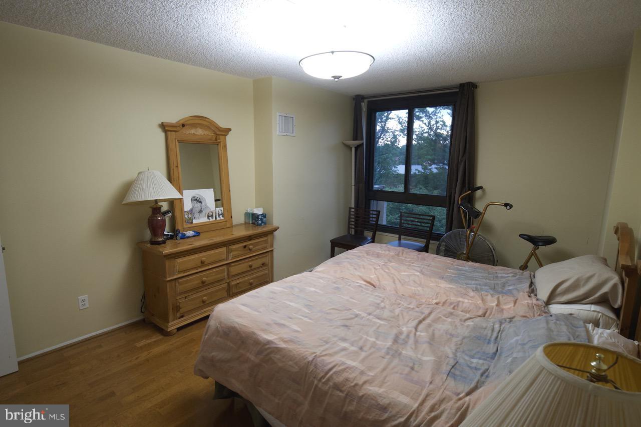 1800 Old Meadow Road, Unit 818 McLean, VA 22102 - Photo 25 of 35 a bedroom with a bed and a dresser