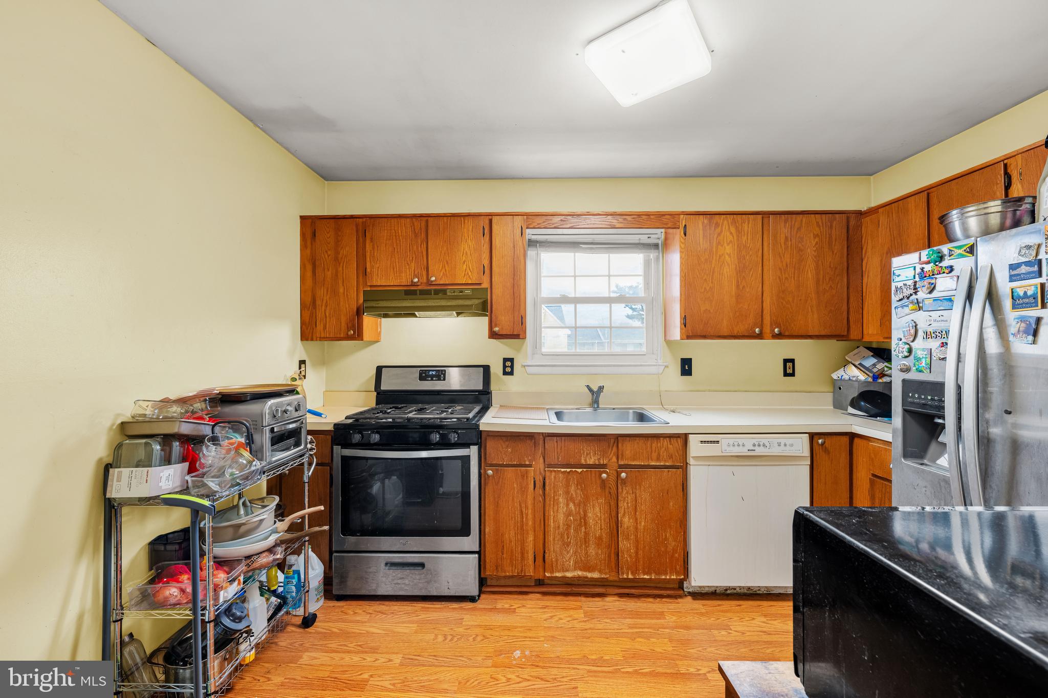 201 Sandstone Court Lumberton, NJ 08048 - Photo 7 of 19 a kitchen with a stove a sink and a refrigerator