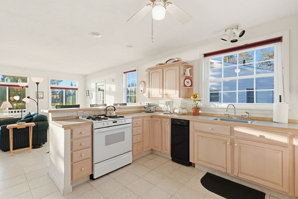 9 River Terrace Wareham, MA 02571 - Photo 4 of 42